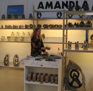 Suzanne in onze fair trade showroom met serpentijn beelden